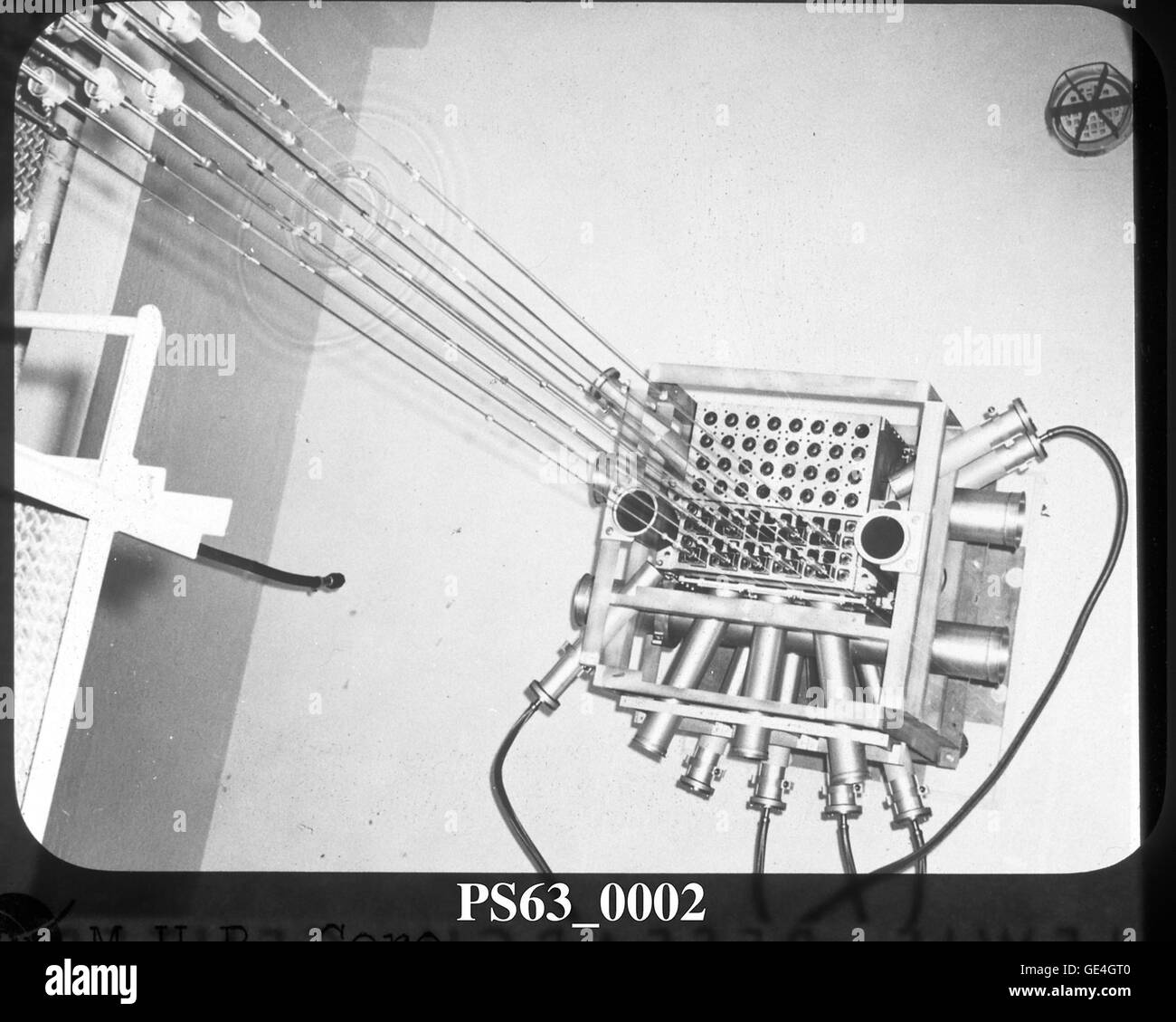 Il reattore Mock-Up (MUR) core come si vede dalla sala di controllo. Poiché il MUR ha generato una piccola quantità di radioattività, la "piscina" entro il quale si trovava provvisto una schermatura sufficiente. Un ponte mobile direttamente al di sopra del nucleo ammessi MUR agli operatori di modificare facilmente il carburante o manipolare gli esperimenti durante gli arresti. Immagine #: PS63-0002 Foto Stock