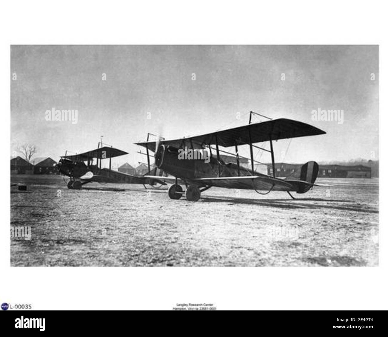 Descrizione: nella primavera del 1919, questi due Curtiss JN-4H Jennies, che è servita come NACA 1 e NACA 3 (in primo piano), prepararsi a decollare da Langley Field. Molti di questi primi voli sono stati fatto per raccogliere i dati di base che hanno formato la base per la futura attività di ricerca. Foto Stock