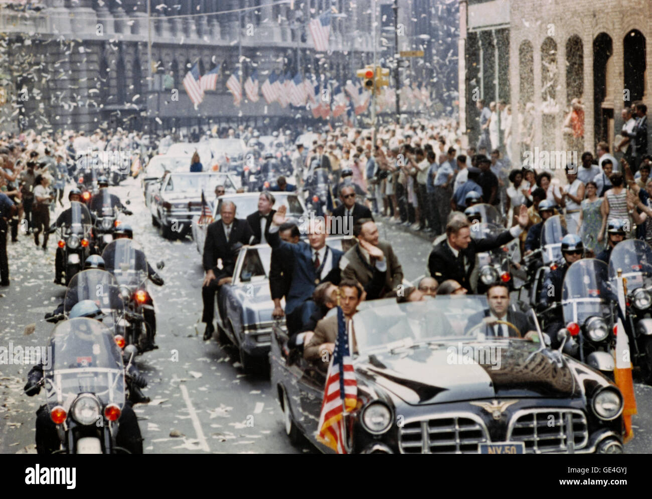 New York City accoglie favorevolmente Apollo 11 equipaggi in una doccia di Ticker tape giù Broadway e Park Avenue in un corteo denominato come il più grande nella storia della città. Nella foto in testa auto, da destra, gli astronauti sono Neil A. Armstrong, comandante; Michael Collins, il pilota del modulo di comando; e Edwin E. Aldrin Jr., modulo lunare pilota. I tre astronauti ha collaborato per la prima presidiata atterraggio lunare, il 20 luglio 1969. Numero foto: S70-17433 Data: Agosto 13, 1969 Foto Stock