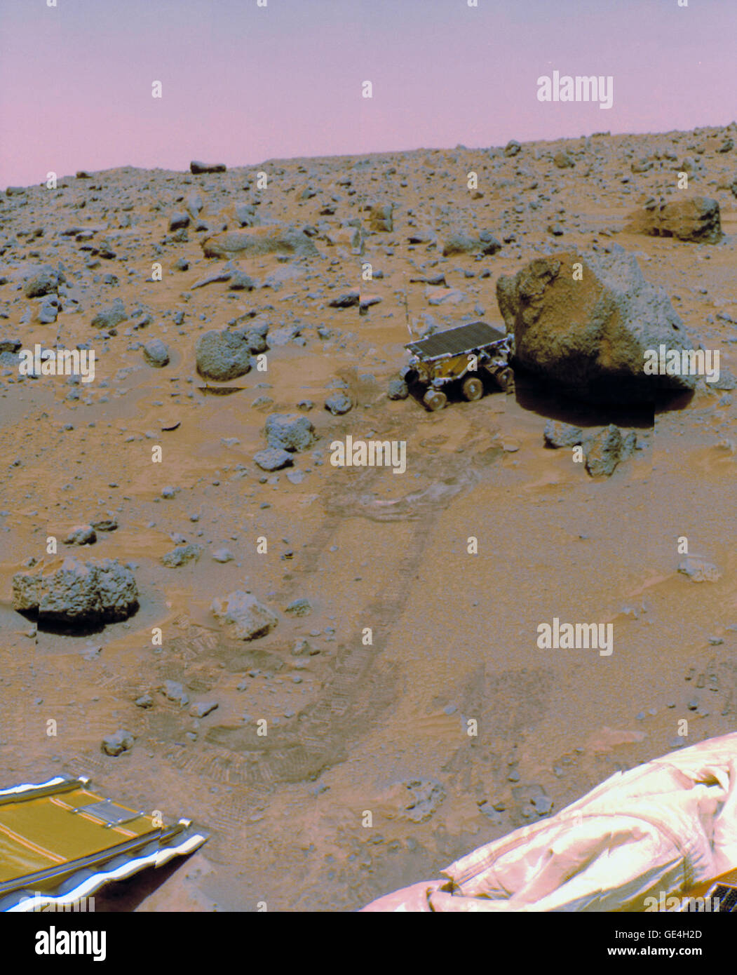 (5 settembre 1997) Pathfinder fotografato la superficie marziana e il Sojourner Rover durante la sua missione nel 1997. Nella foto il rover sta prendendo una misurazione APXS di Yogi rock su Sol 17-18 della missione. Immagine #: S97-11325 Foto Stock