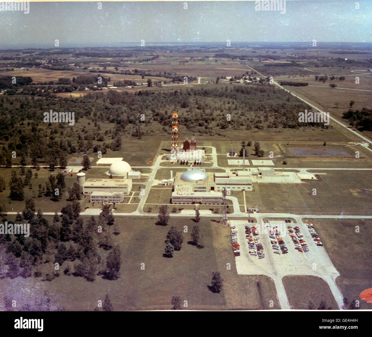 Il complesso reattore Plum Brook era caratterizzato da varie strutture di ricerca, tra cui un edificio principale con un contenitore di contenimento a cupola d'argento, un ufficio reattore e un laboratorio, un laboratorio caldo, una struttura di stoccaggio dell'elio, una torre di raffreddamento e una torre dell'acqua. Ulteriori edifici hanno sostenuto le operazioni e le esigenze di ricerca del reattore. Foto Stock
