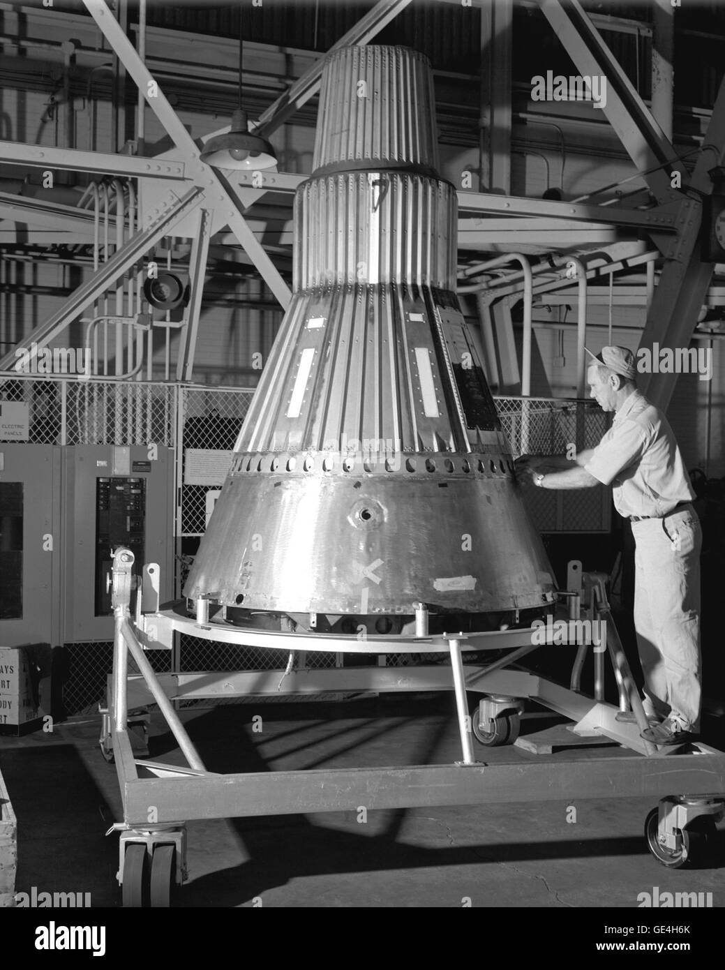 (3 agosto 1959) Progetto Mercurio - capsula #2. La capsula completa in Lewis Hangar vicino a Cleveland, Ohio. Lewis è ora noto come Il Glenn Research Center. Immagine # : C1959-51324 Foto Stock