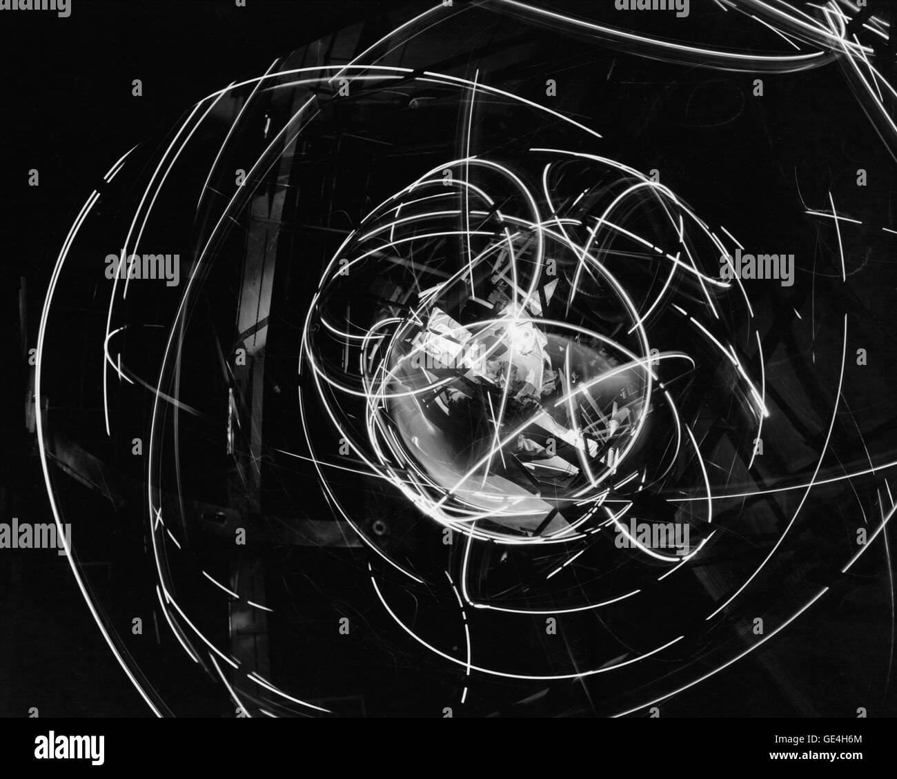 (16 dicembre 1959) di questo dispositivo è noto formalmente come MASTIF o più spazio asse di prova impianto di inerzia e si trova in altitudine galleria del vento. Fu costruito al Lewis Research Center, ora John H. Glenn Research Center e progettato per addestrare gli astronauti di riacquistare il controllo di un veicolo spaziale di barilatura. Immagine # : C1959-52233 Foto Stock