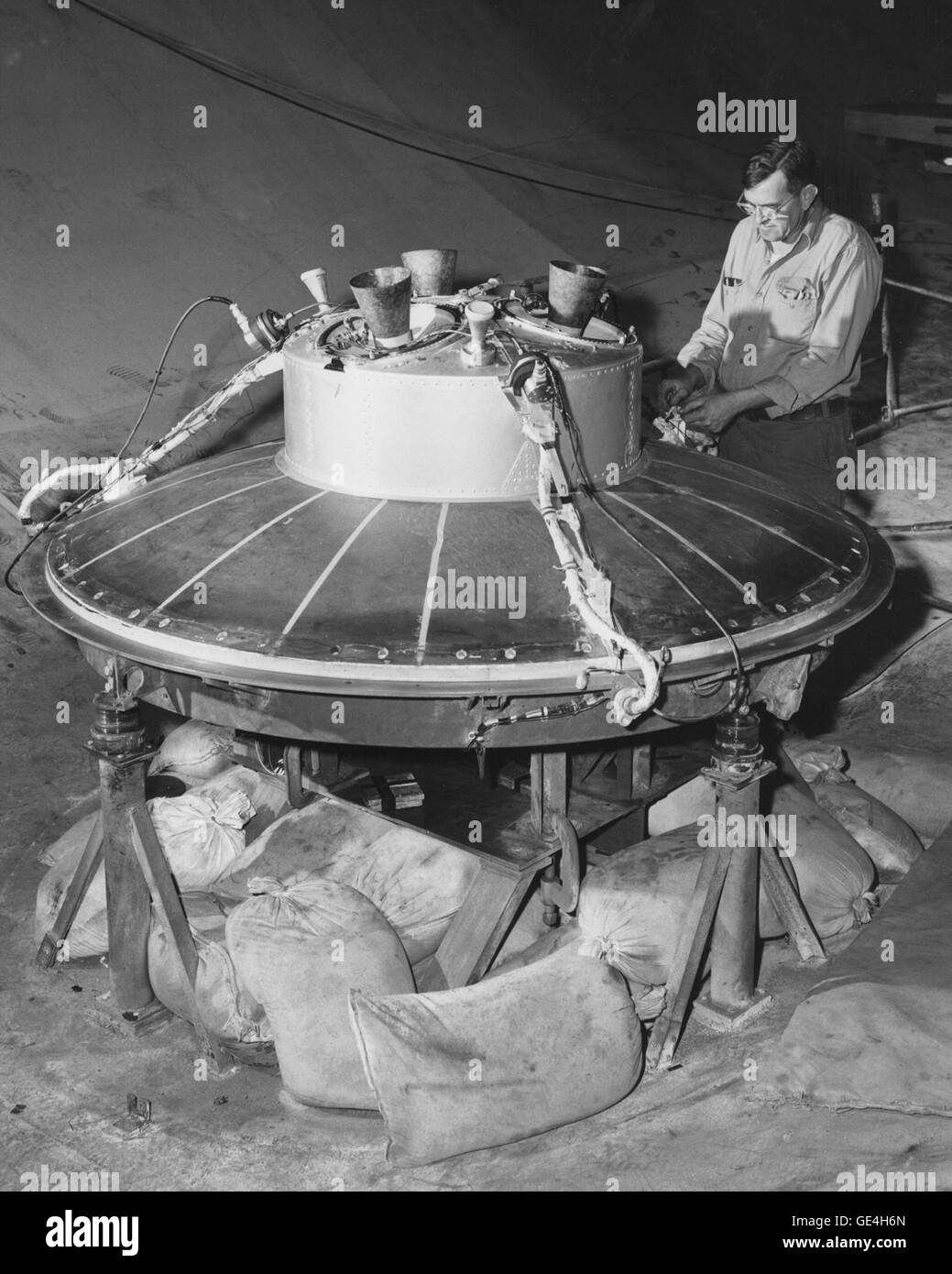 (16 settembre 1960) Il retrò e Posigrade Package per il veicolo spaziale di mercurio. Questo è stato utilizzato per de-orbita la navicella spaziale alla fine della missione. Immagine # : C1960-54344 Foto Stock
