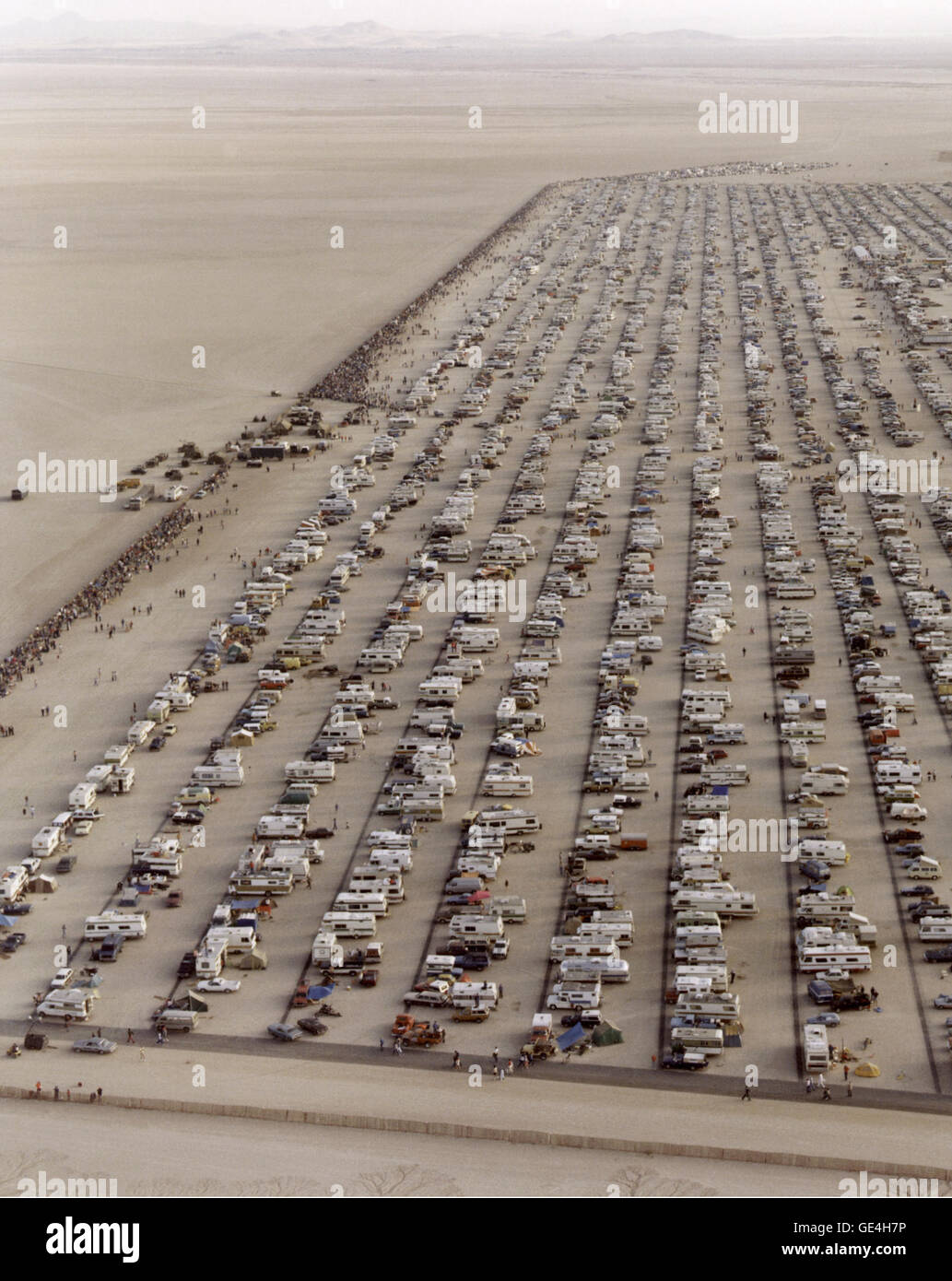 Gli spettatori si radunano in gran numero al lago Rogers Dry per assistere al drammatico atterraggio dello Space Shuttle Columbia durante la sua missione STS-4. Questo segnò un momento significativo nella storia dell'esplorazione spaziale. Foto Stock