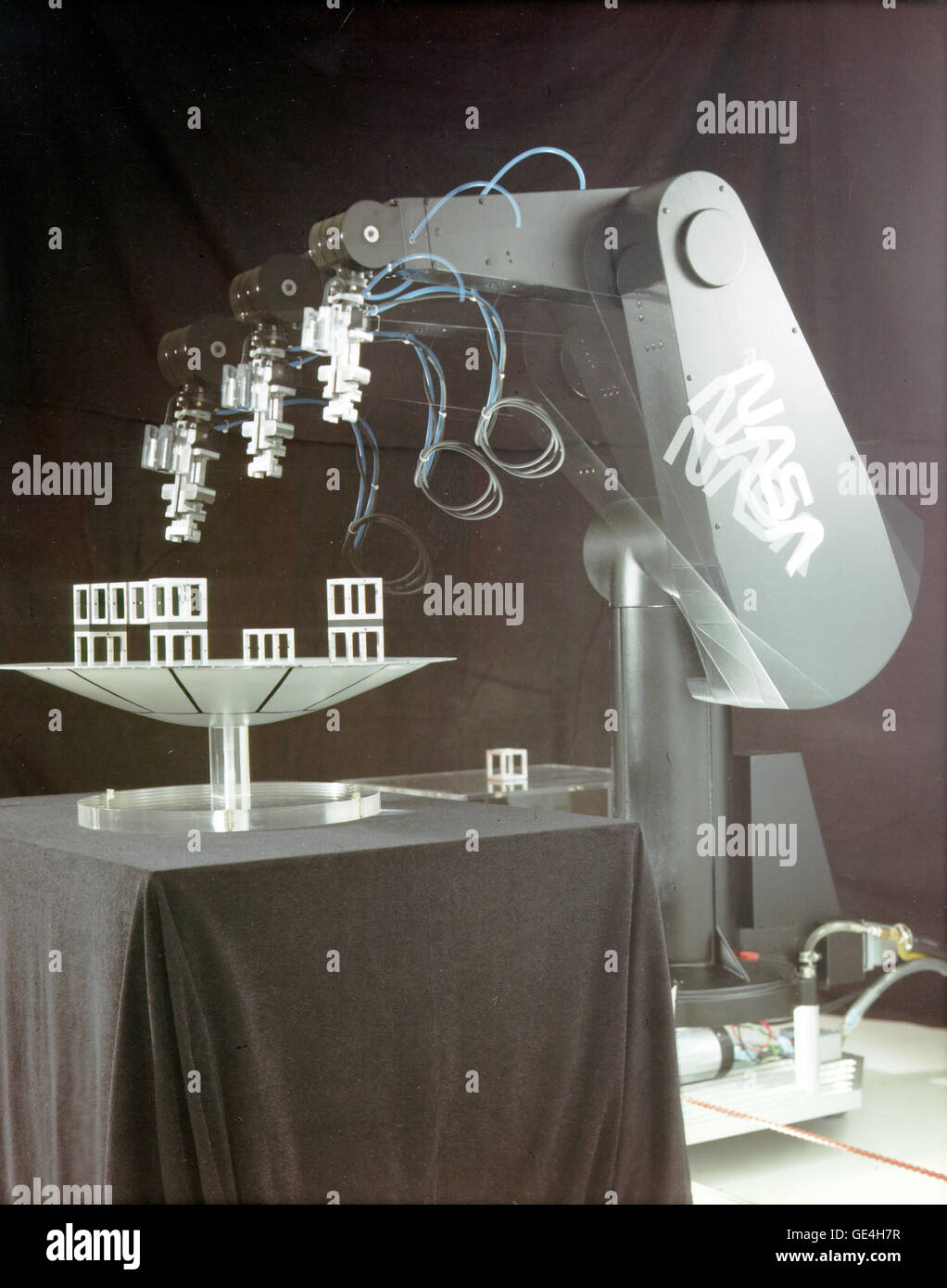 (2 aprile 1990) Il Puma robotico di braccio di sensore per uso in realtà virtuale di sviluppo e studi presso la NASA Ames Research Center, Mountain View, California. Immagine # : AC90-0187-1 Foto Stock
