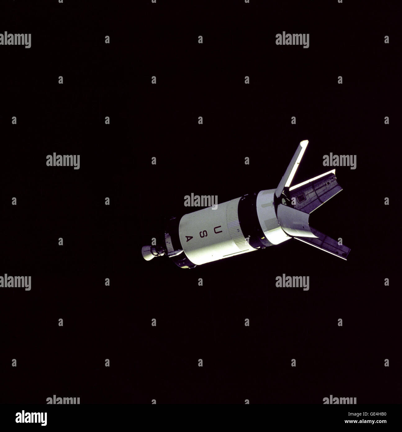 Questa immagine, scattata l'11 ottobre 1968, mostra i quattro pannelli del Lunar Module Adapter completamente ritratti sul Saturn IV-B, utilizzato nella missione Apollo 7. Lo stadio Saturn IV-B fu un componente chiave sia nei razzi Saturn IB che Saturn V, facilitando l'esplorazione lunare ospitando il modulo lunare (LM) durante il lancio. Foto Stock Questa immagine, scattata l'11 ottobre 1968, mostra i quattro pannelli del Lunar Module Adapter completamente ritratti sul Saturn IV-B, utilizzato nella missione Apollo 7. Lo stadio Saturn IV-B fu un componente chiave sia nei razzi Saturn IB che Saturn V, facilitando l'esplorazione lunare ospitando il modulo lunare (LM) durante il lancio. Foto Stock