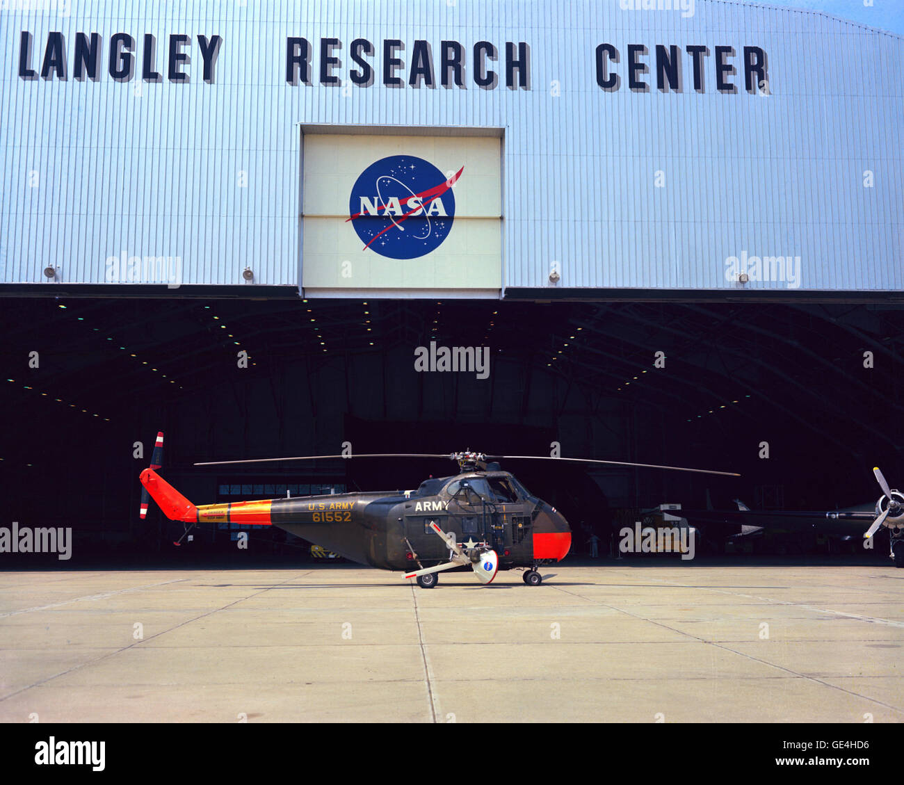 Questo Sikorsky JH-19 Chickasaw era usata per diversi scopi, tra cui la caduta di modelli di ricerca. La Sikorsky elicottero è visto qui nel mezzo della sua carriera della NASA, con un modello della navetta Apollo attaccato al montaggio di discesa in prossimità della porta di carico. La H-19 è stato successivamente inviato alla Marina di Cheatham allegato a Yorktown, Virginia, per recuperare. (Immagine # L-1965-02098) Data: Marzo 31, 1965 Foto Stock