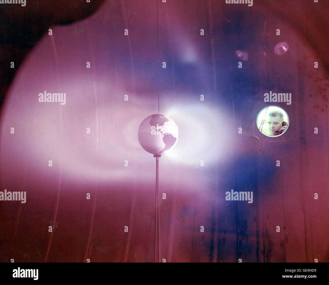 Simulazione di fasce di Van Allen generata dal propulsore a plasma nel serbatoio n. 5 Electric Propulsion Laboratory al Lewis Research Center, Cleveland Ohio, ora John H. Glenn Research Center al campo di Lewis. Foto Stock