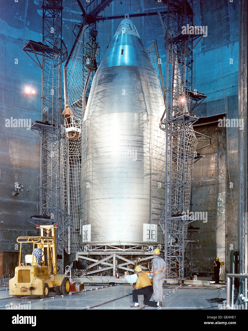 Skylab Sindone installato in NASA Lewis Research Center (ora noto come Il Glenn Research Center) Prugna Brook station, spazio di impianto di alimentazione. La sindone protetto la sezione superiore della Skylab stazione spaziale, compresa la sua energia solare array. Quando fu costruita, la potenza spaziale (SPF) era il più grande del mondo di camera a vuoto. Sorge più di 122 piedi alto, 100 piedi in diametro e fornisce un ambiente in depressione per lo studio di propulsione spaziale. Originariamente commissionato per il nucleare di propulsione elettrica studi, la SPF è stata rimessa in servizio per l'uso attuale e futuro nella ongs Foto Stock