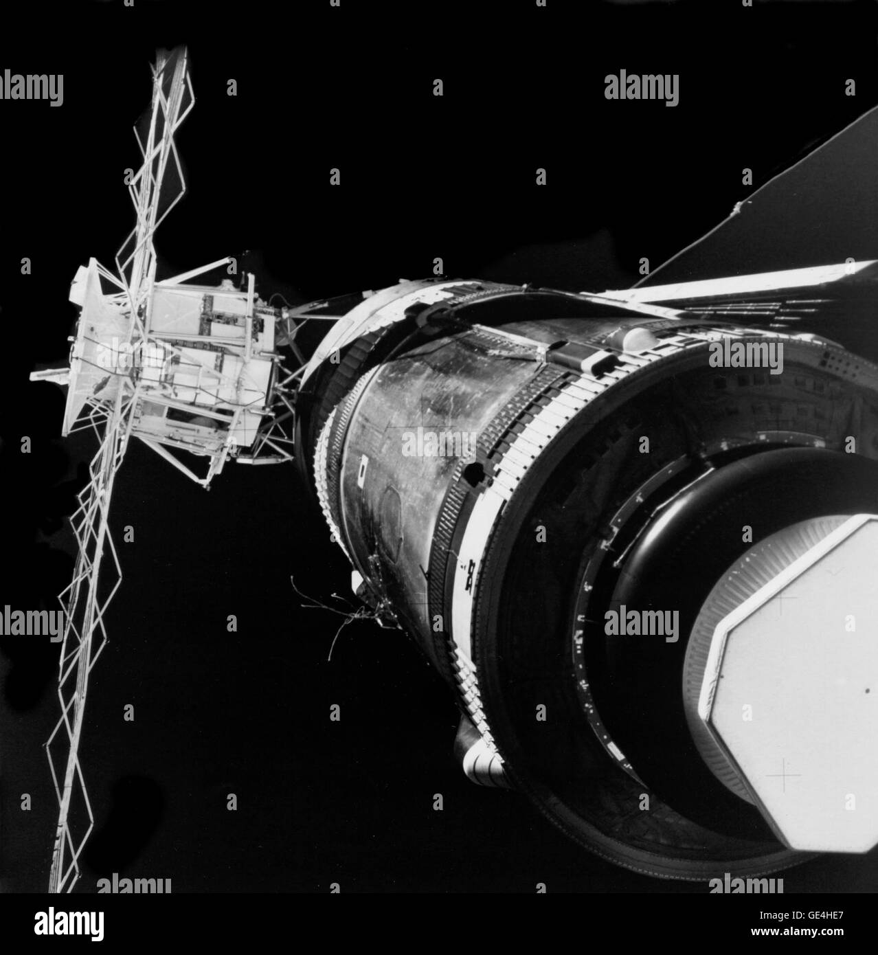 Una vista della Skylab stazione spaziale Workshop orbitale che mostra la micrometeora protezione mancante. Un ombrellone con protezione solare più successivamente è stato distribuito in ombra questa area esposta. Questa foto è stata scattata dal primo equipaggio per arrivare a Skylab dopo il lancio dal loro comando/Modulo di servizio durante la sua "volare" ispezione. L'Apollo Telescope Mount è in background. Il danneggiato e parzialmente dispiegato OWS solar array system ala è in basso a destra. Dopo una reggetta in alluminio è stata tagliata durante il 7 giugno extravehicular attività, il pannello solare completamente dispiegato. La OWS pannello solare sul lato opposto s Foto Stock