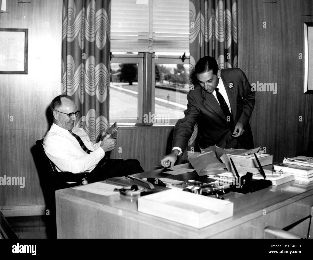 Una fotografia storica di Smith Defrance, direttore dell'Ames Aeronautical Laboratory, che ha ricevuto un premio per i suoi 35 anni di servizio con la NACA, con Jack Parsons presente. Foto Stock