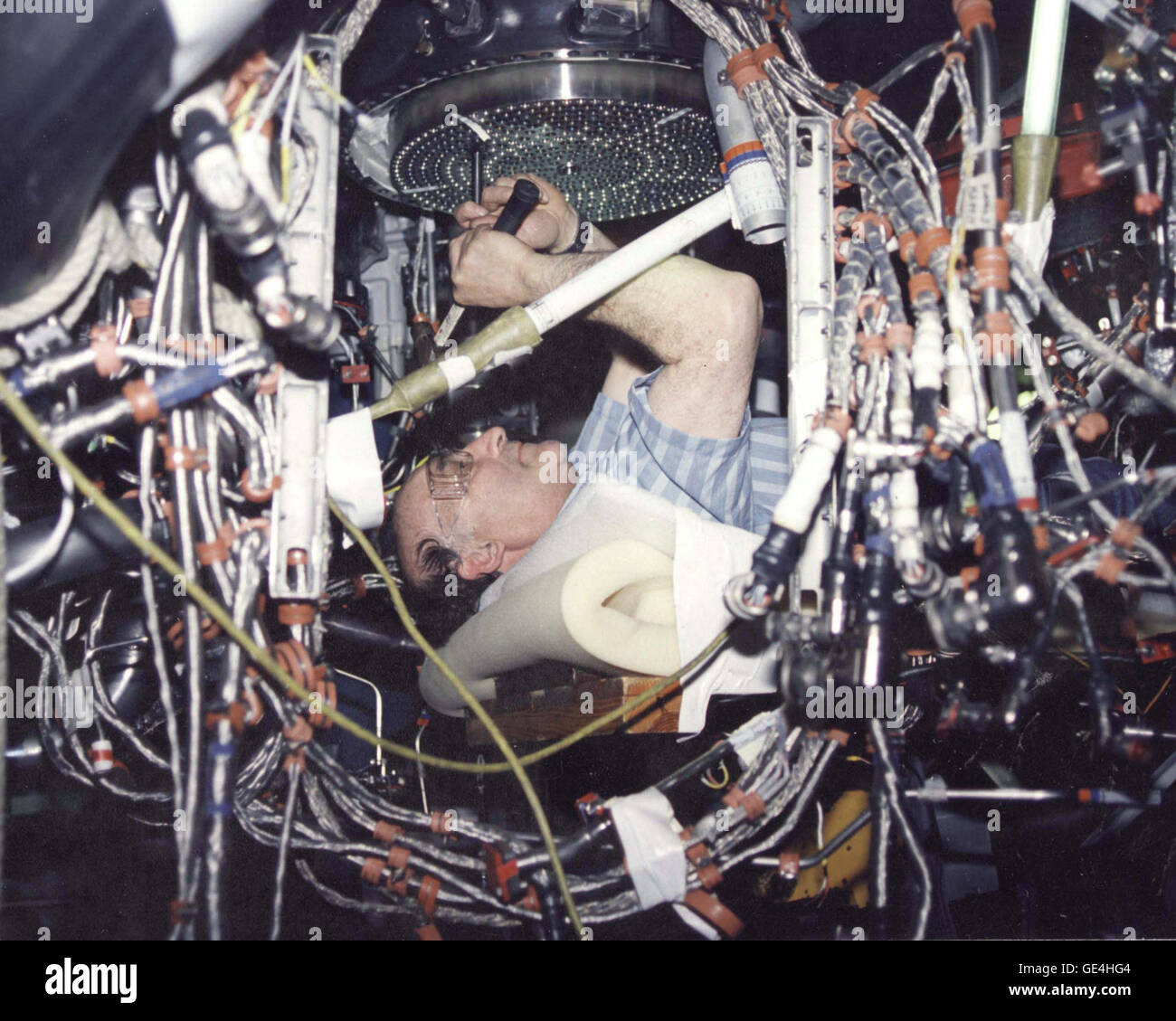 (1995) Il tecnico esegue la manutenzione su una navetta spaziale principale motore (SSME) nella costruzione 3202 in preparazione per una prova di cottura a John C.Stennis Space Center. Foto Stock