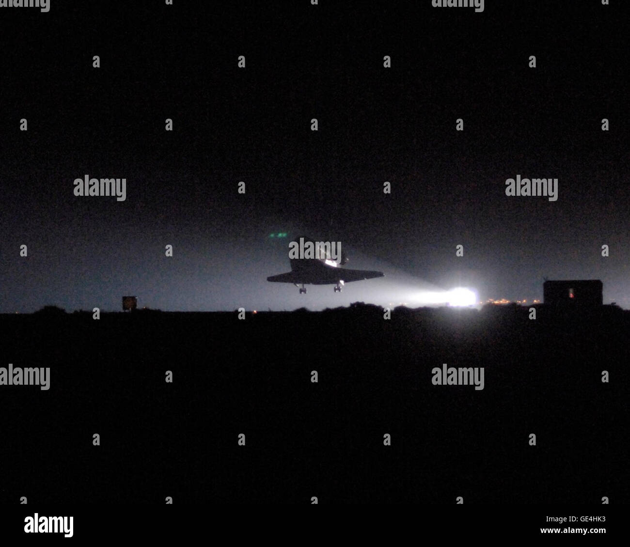 STS-114, la prima missione dello Space Shuttle dopo il disastro del Columbia, atterrò con successo il 9 agosto 2005. Questa immagine cattura il ritorno sicuro dello Shuttle sulla Terra, segnando un momento cruciale nella storia dei voli spaziali. Foto Stock