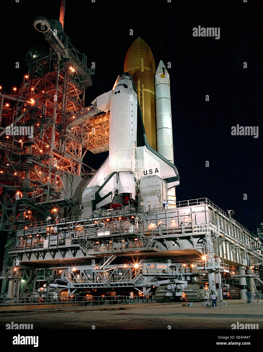 Lo Space Shuttle Columbia arriva in corrispondenza del pad 39B la mattina presto dopo essere arrotolato al di fuori del gruppo di veicoli e costruire la notte prima. Il Columbia è in programma per il lancio di una navetta spaziale missione STS-28 a fine luglio su un dipartimento della difesa missione dedicata Foto Stock
