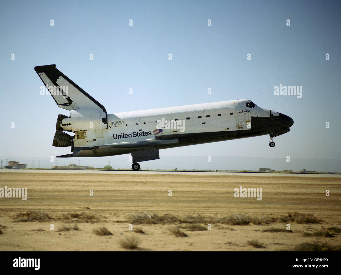 Il principale di atterraggio degli Space Shuttle Columbia tocca alla Edwards Air Force Base in California a 11:39 EDT. Il servizio STS-40 missione è stata in assoluto la prima dedicata esclusivamente alle scienze della vita. Immagine #: Data: giugno 14, 1991 Foto Stock