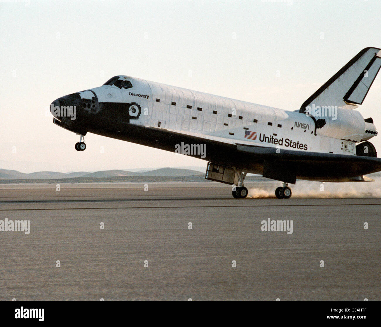 Lo Space Shuttle Discovery la STS-51G terre di missione alla Edwards Air Force Base, CA, segnando la fine delle sue sette giorni di missione. Immagine # : 51g-S-225 Data: 24 giugno 1985 Foto Stock
