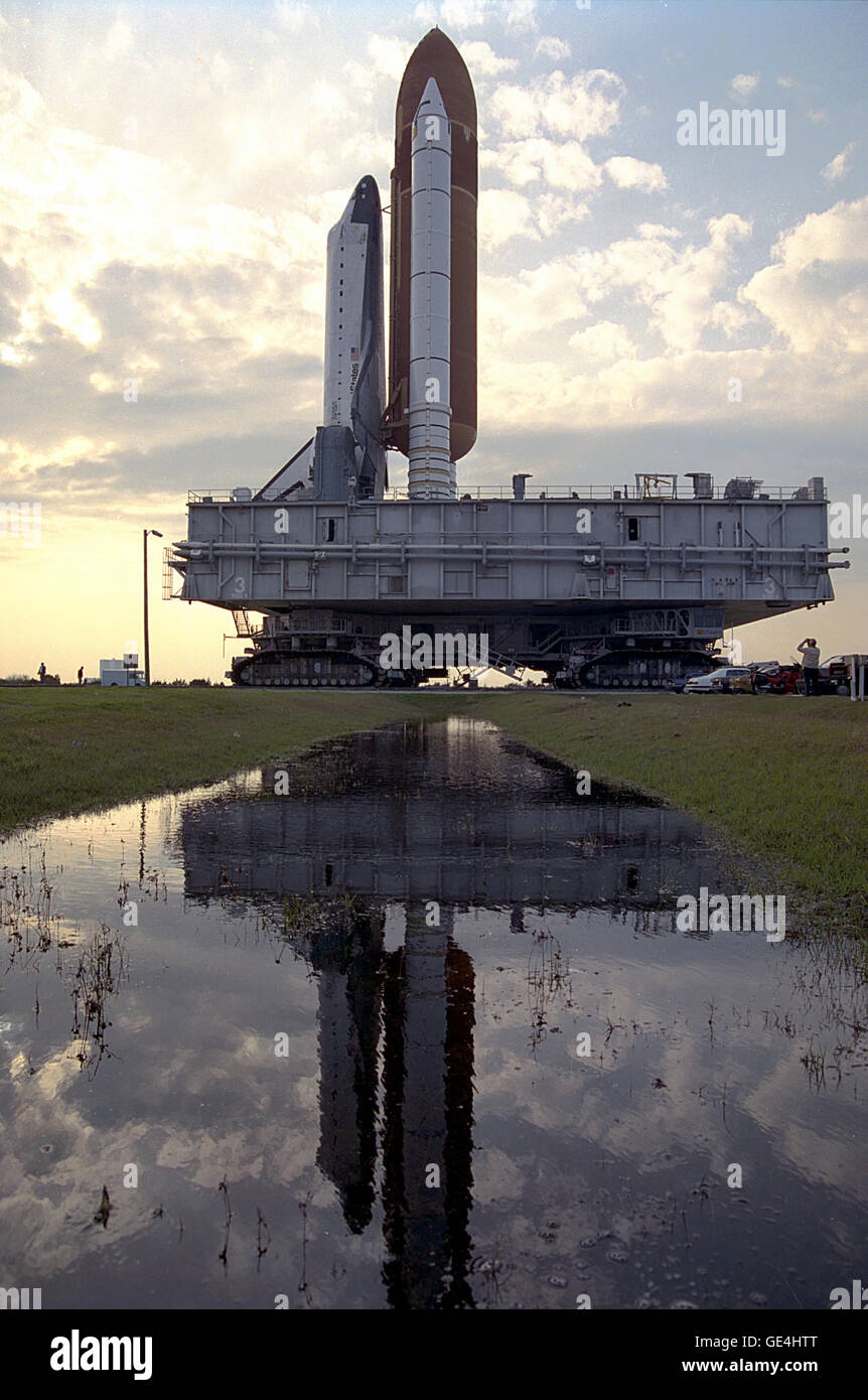 Lo Space Shuttle Columbia rotoli a Launch pad 39A dal gruppo del veicolo edificio. Già all'interno dell'orbiter il Cargo Bay è il payload per la prossima STS-55 volo, D-2 MODULO Spacelab e unica struttura di supporto. Questa sarà la seconda tedesco-managed missione Spacelab. STS-55 è mirato per il decollo alla fine di febbraio. Foto Stock