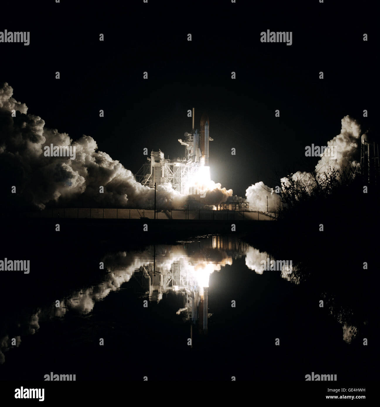(12 gennaio 1986) il lancio della navetta spaziale Columbia's STS-61-C missione. Un riflesso della navetta può essere visto nell'acqua. Immagine # : STS61C-S-048 Foto Stock