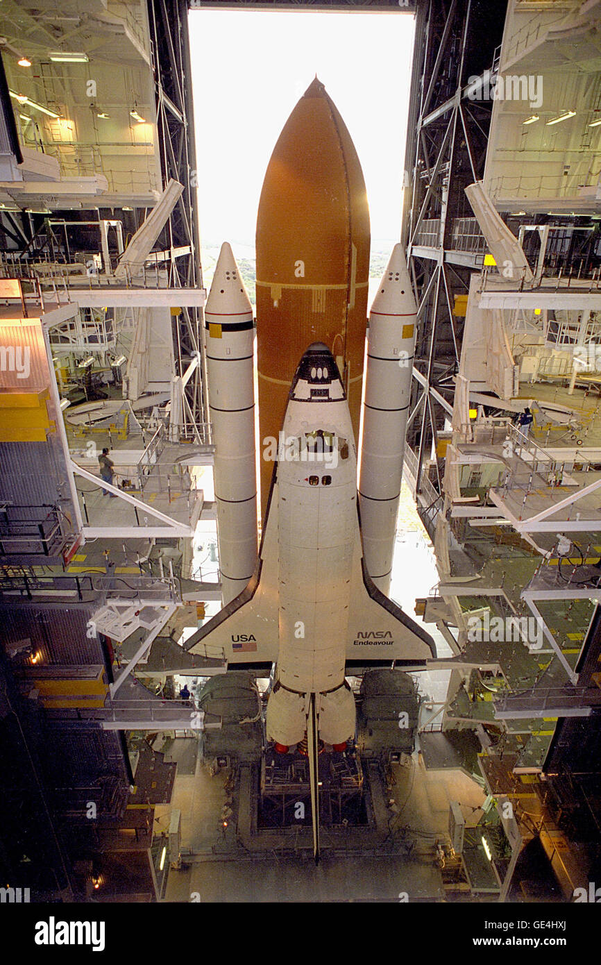 Un massiccio 19 milioni di sterline (8,6 milioni di chilogrammi) della navetta spaziale, supporto e trasporto hardware, pollice verso Launch Pad 39a dal gruppo del veicolo edificio. L'assemblato completamente lo Space Shuttle Endeavour, meno il suo payload, pesa circa 4.5 milioni di sterline (2 milioni di kg.); il lancio di mobile piattaforma sulla quale è stato impilato e dalla quale si sollevare pesa 9,25 milioni di sterline (4,19 milioni di kg.) e il crawler-transporter portando la piattaforma e il ritegno a dischetto in a circa 6 milioni di sterline (2,7 milioni di kg.). Una volta presso il pad, la navetta e piattaforma di lancio verranno posizionati in cima s Foto Stock