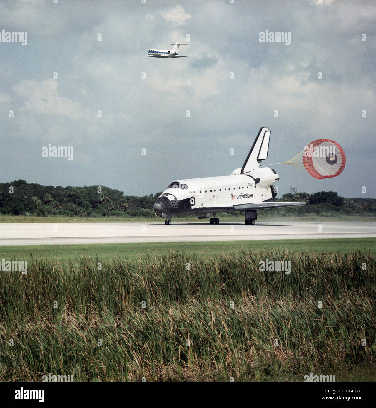 Space Shuttle Atlantis' STS-71 terre di missione presso il Kennedy Space Center il 7 luglio 1995. STS-71 è stata la prima missione shuttle per dock con il russo della stazione spaziale Mir. Immagine # : STS071-S-070 Data: Luglio 7, 1995 Foto Stock
