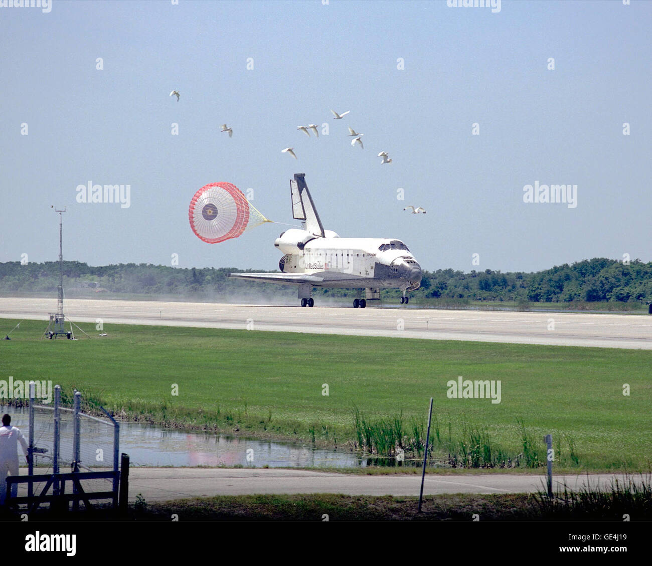 Questa immagine mostra l'atterraggio dello Space Shuttle Columbia al Kennedy Space Center il 3 maggio 1998, dopo aver completato la missione STS-90. Con il suo scivolo di trascinamento schierato, la navetta ha toccato la pista 22, segnando il suo tredicesimo atterraggio presso la struttura. Foto Stock