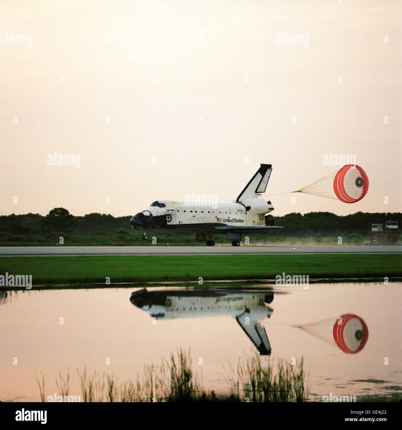 Lo Space Shuttle Columbia (STS-94) atterrò al Kennedy Space Center il 17 luglio 1997, dopo una missione di 16 giorni incentrata sulla ricerca microgravitazionale a bordo del modulo Spacelab. Foto Stock