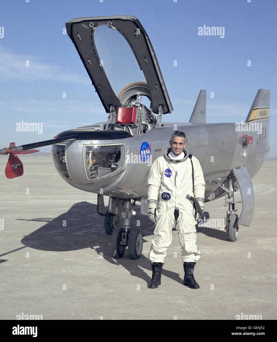 NASA ricerca pilota Giovanni A. Manke è visto qui di fronte al M2-F3 il sollevamento del corpo. Manke è stato ingaggiato dalla NASA il 25 maggio 1962, come un volo ingegnere di ricerca. Successivamente fu assegnato al pilota dell'ufficio e volato vari velivoli di supporto incluso il F-104, F-5D, F-111 e C-47. La M2-F3 ha raggiunto una velocità massima di l,064 mph (Mach 1.6). Quota massima raggiunta dal veicolo era 7l,500 piedi sul dicembre 21, 1972, la data del suo ultimo volo con la NASA pilota Giovanni Manke presso i comandi. Le informazioni che il corpo di sollevamento programma generato ha contribuito alla base di dati che hanno portato allo sviluppo della odierna Spac Foto Stock