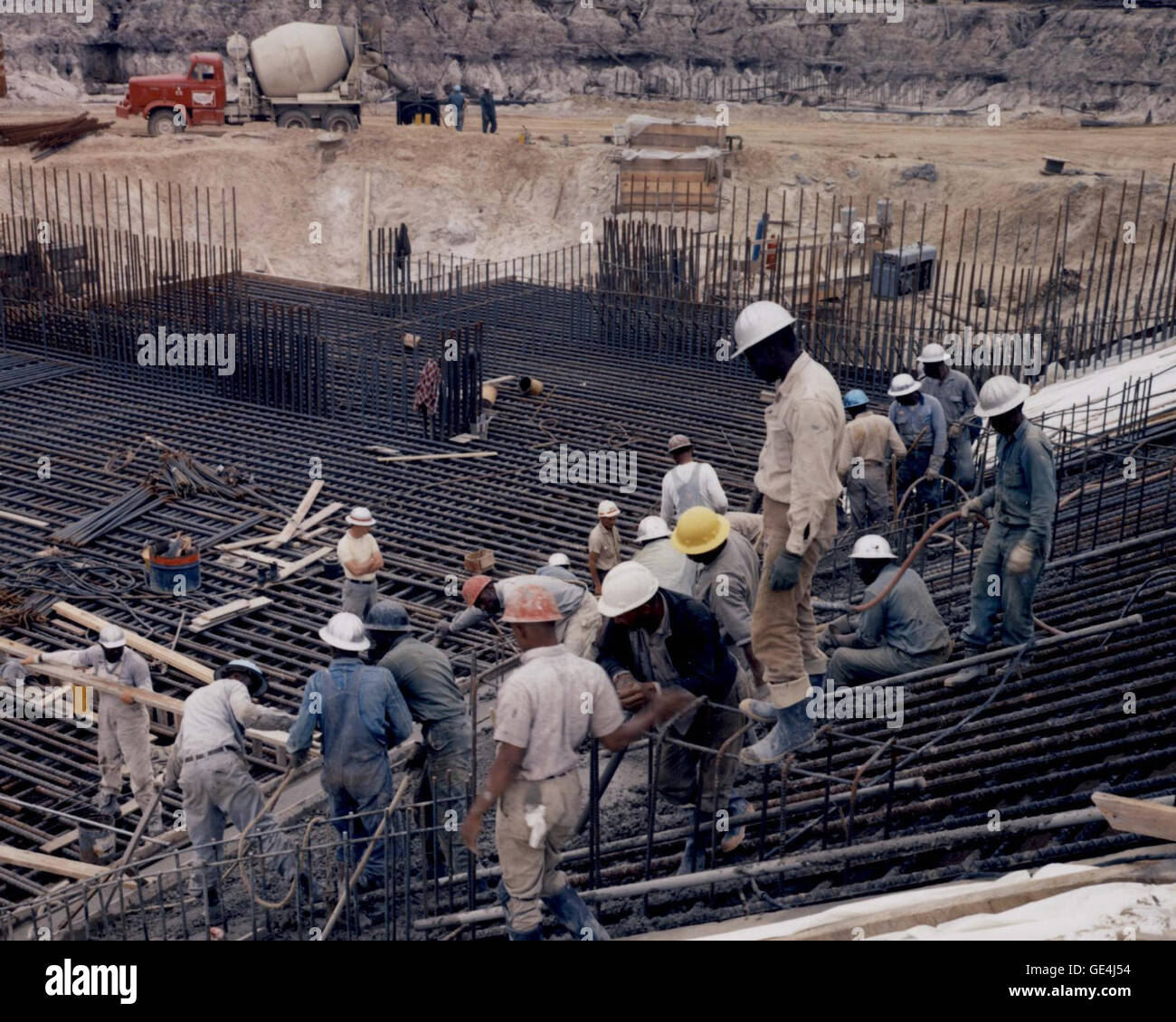 Una fotografia che cattura la costruzione di uno stand di prova, che mostra il processo industriale e l'ingegneria architettonica coinvolti. L'immagine riflette la complessità della costruzione di infrastrutture a scopo di test. Foto Stock