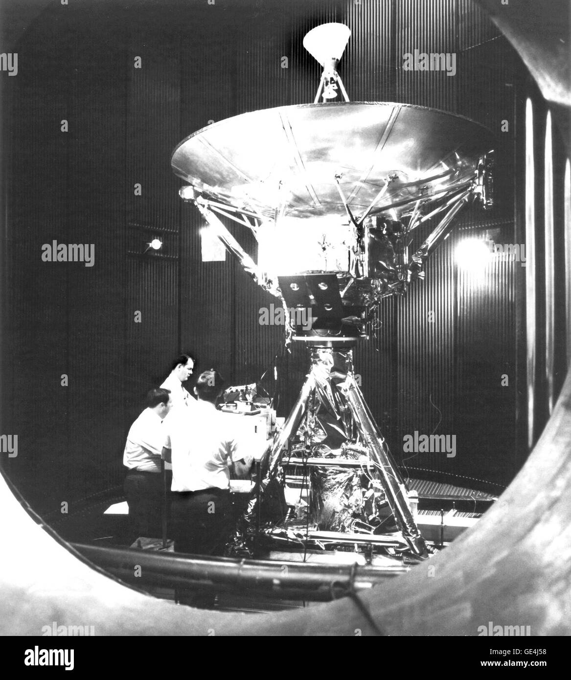 I tecnici preparare il Pioneer 10 (noto al momento come pioniere F) veicolo spaziale per le prove lo spazio della camera di simulazione di sistemi di TRW, Redondo Beach, California. La camera soggetti la navicella spaziale per il calore, freddo, vuoto e simulazione di radiazione che si incontra nello spazio. Pioneer F è stato il primo veicolo spaziale progettato per viaggiare nel sistema solare esterno e di operare in modo efficace. Si sperava che la Pioneer 10 potrebbe durare fino a 7 anni fino a quando non è stato più lontano dal sole come 1,5 miliardi di miglia. Il suo obiettivo primario è stato quello di prendere la prima occhiata al pianeta Giove, il suo moo Foto Stock