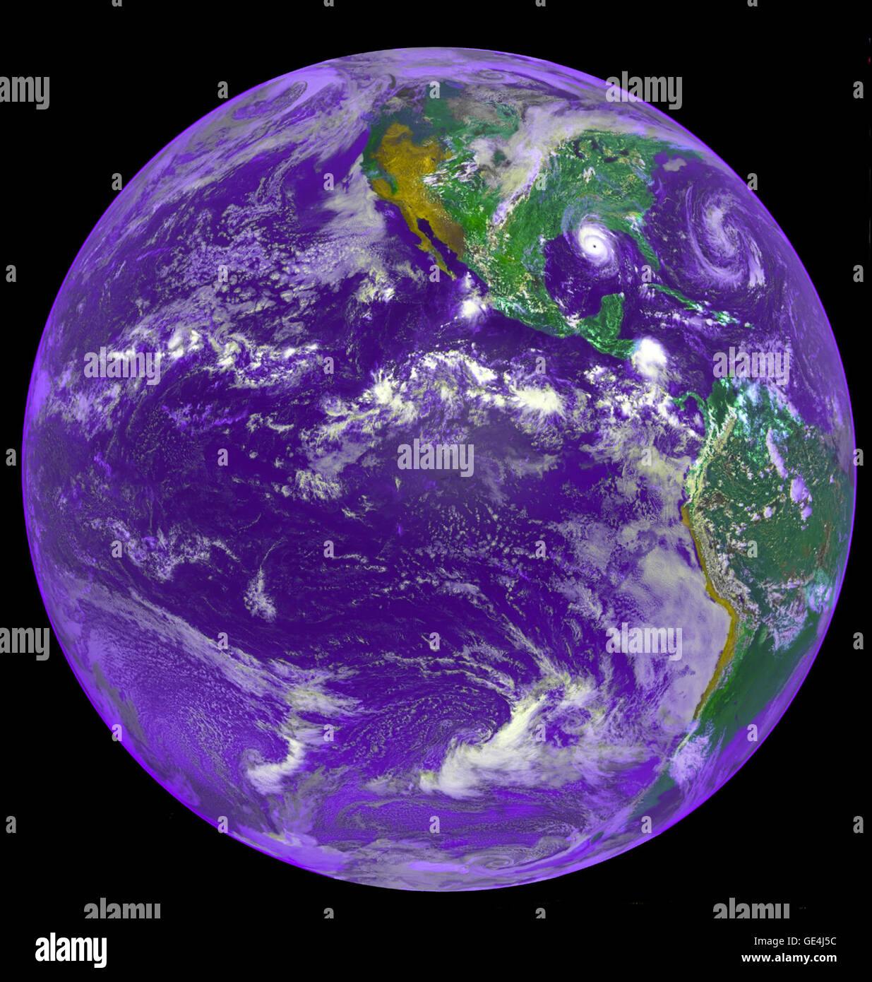 Questa immagine del satellite GOES-7 del NOAA mostra l'uragano Andrew mentre atterra in Louisiana il 25 agosto 1992, illustrando il potere distruttivo della tempesta. Foto Stock