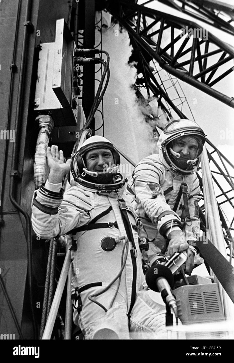 I due marinai sovietici per la Apollo-Soyuz Test Progetto missione sono fotografati a rampa di lancio presso il cosmodromo di Baikonur in Kazakistan la mattina dell'ASTP sovietica sollevarsi sulla luglio 15, 1975. Essi sono i cosmonauti Aleksey A. Leonov (sinistra), comandante; e Valeriy N. Kubasov, tecnico di volo. Il Soviet ASTP lancio ha preceduto la American ASTP Apollo il decollo da sette ore e mezza. L'Americano e la navicella spaziale sovietica era ormeggiata in orbita intorno alla terra per un totale di circa 47 ore su luglio 17-19, 1975. Immagine #: S75-32343 Data: 15 Luglio 1975 Foto Stock