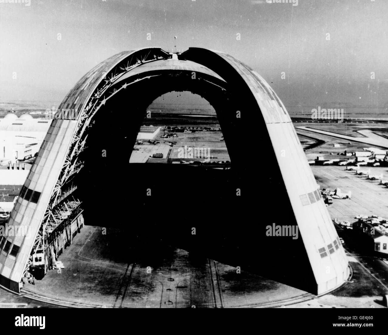 Questa è una vista dell'enorme dirigibile hangar con sportelli aperti ad entrambe le estremità per il NASA Ames Centro di ricerca, Moffett Field, California. Lockheed missili e la società spaziale sotto contratto per la NASA-Marshall Space Flight Center è stato quello di utilizzare il capannone per la costruzione e il montaggio della nazione del primo stadio nucleare del motore a razzo. Gli aerei sono a terra a destra e in fondo è la baia di San Francisco. La ready-made "Factory" di struttura è stata eretta nel 1931- 1933, per alloggiare il dirigibile Macon, che si è schiantato fuori dalla costa della California in 1935. Essa è stata utilizzata dalla Marina militare per dirigibili Foto Stock