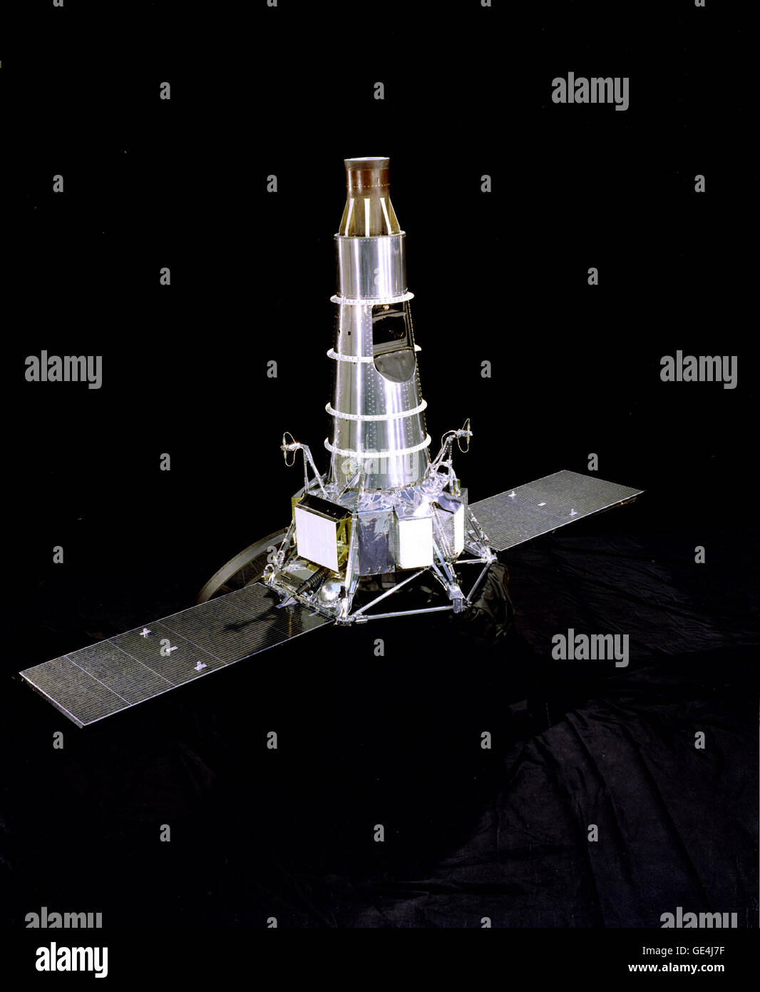 Il Ranger flotta di veicoli spaziali ha lanciato a metà degli anni sessanta ha fornito il primo live le trasmissioni televisive della Luna da vicino. Queste trasmissioni risolto le caratteristiche di superficie piccole quanto 10 cm di diametro e dotato di oltre 17.000 immagini della superficie lunare. Queste fotografie dettagliate ammessi gli scienziati e ingegneri per studiare la Luna in maggiore dettaglio rispetto al passato consentendo così per la progettazione di un veicolo spaziale che sarebbe un giorno terra uomini di massa sulla sua superficie. Immagine # : p2888a Data: 30 gennaio 1964 Foto Stock