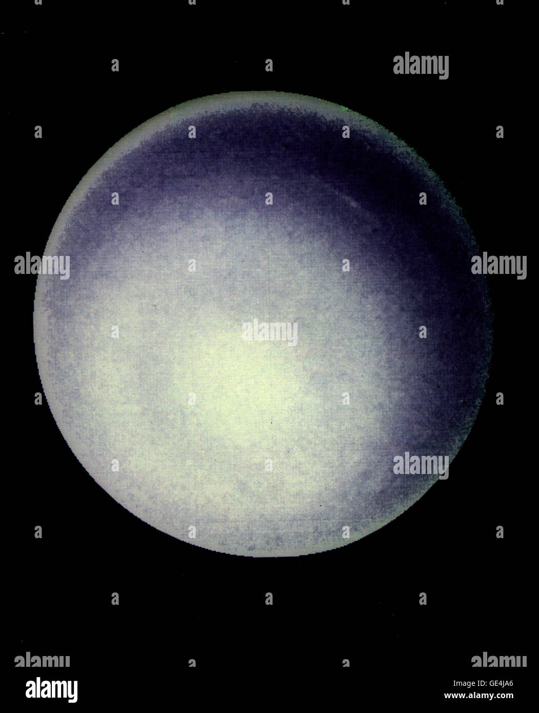 Questo computer il potenziamento di una Voyager 2 immagine, sottolinea l elevato livello di opacità nella Urano' atmosfera superiore. Le nubi sono oscurati dal sovrastante atmosfera. Il Jet Propulsion Laboratory (JPL) gestisce e controlla il progetto Voyager per la NASA dell'Ufficio della scienza spaziale, Washington DC. Immagine # : PIA01488 Data: 24 gennaio 1986 Foto Stock