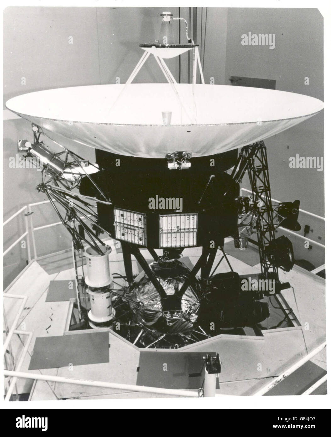 Due navicelle Voyager sono state lanciate nel 1977 per esplorare i pianeti esterni e alcuni di loro satelliti. Un prototipo di veicolo spaziale Voyager è mostrato in corrispondenza di NASA Jet Propulsion Laboratory di Pasadena, California, come ha superato con successo i test di vibrazione che simulava il lancio previsto l'ambiente. La grande antenna parabolica in alto è di 3,7 metri di diametro ed è stato utilizzato sia a banda S e X-banda di frequenze radio per comunicare con la terra su grandi distanze dai pianeti esterni. La navicella spaziale ha ricevuto energia elettrica dal nucleare tre fonti di alimentazione (in basso a sinistra). La Shiny cylind Foto Stock