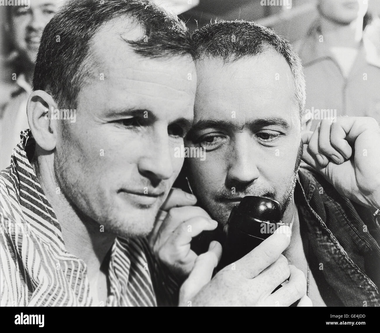 (7 giugno 1965) Gemini 4 astronauti Edward H. White II (sinistra) e James McDivitt A. ascoltare la voce del Presidente Lyndon B. Johnson come egli si è congratulato con loro per telefono sulla riuscita della missione. Essi sono mostrati a bordo della portaerei Museo della Portaerei U.S.S. Wasp appena dopo la loro splashdown recupero dall'Oceano Atlantico. Immagine # : S65-33533 Foto Stock