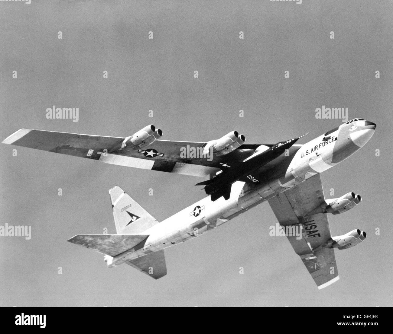 (1959) uno dei tre X-15 razzo-powered aerei di ricerca essendo portato aloft sotto l'ala della sua B-52 mothership. L'X-15 era aria lanciato dal B-52 in modo che il piano a razzo avrebbe abbastanza carburante per raggiungere la sua elevata velocità e altitudine dei punti di prova. Per il volo in aria densa di atmosfera utilizzabile, X-15 convenzionali utilizzati controlli di aerodinamica. Per il volo in aria sottile al di fuori della sensibile atmosfera terrestre, l'X-15 utilizzato una reazione del sistema di controllo. Il perossido di idrogeno razzi di spinta si trova sul naso del velivolo provvisto di tono e controllo di imbardata. Quelli sulle ali fornite rol Foto Stock