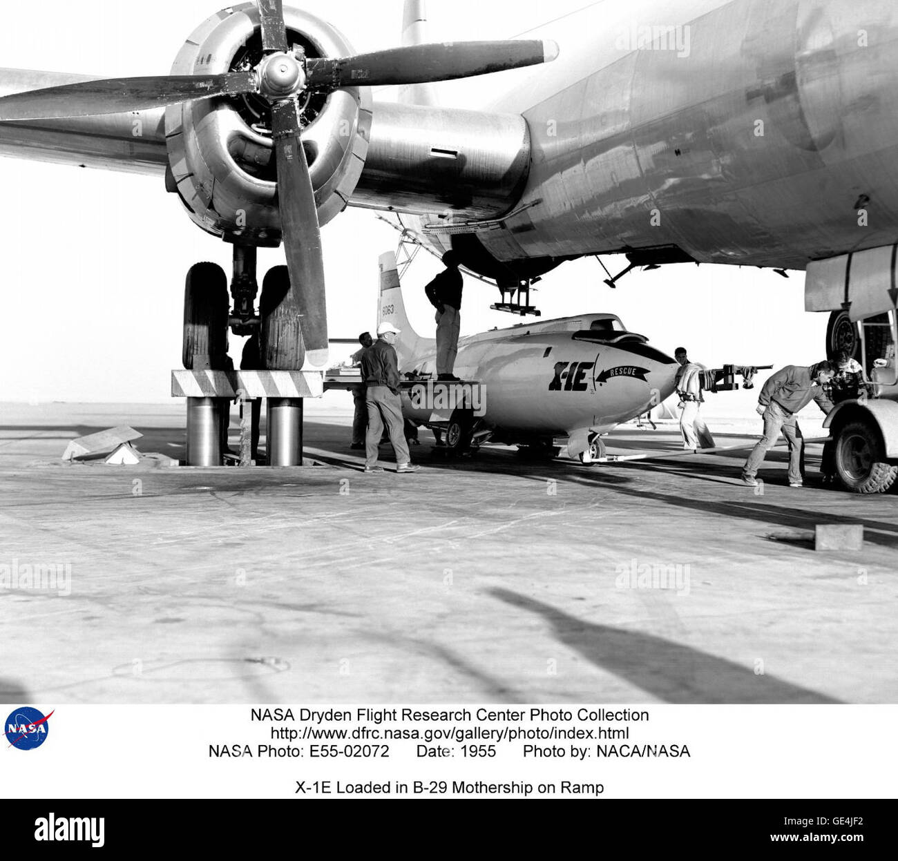 Questa fotografia mostra l'aereo sperimentale X-1E caricato sulla nave madre B-29, un momento significativo nella storia dell'aviazione durante lo sviluppo del volo supersonico. Foto Stock