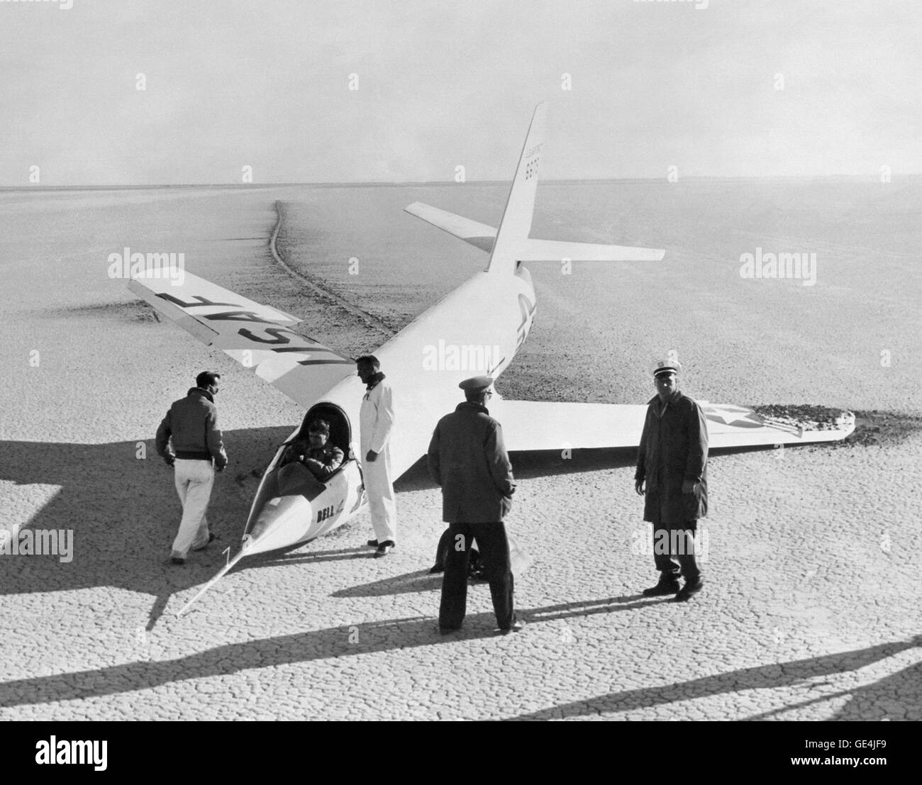 (1952) Questa fotografia mostra la X-2 #2 con un naso collassato di atterraggio dopo lo sbarco sul primo volo di planata a Edwards Air Force Base. Il velivolo si accamparono al momento dello sbarco, fatta scorrere lungo il suo pattino principale e si è messo in contatto con il suolo con la destra paraurti wingtip skid provocandone la rottura. La ruota anteriore era crollato a seguito del contatto di terra. Immagine # : E-749 Foto Stock