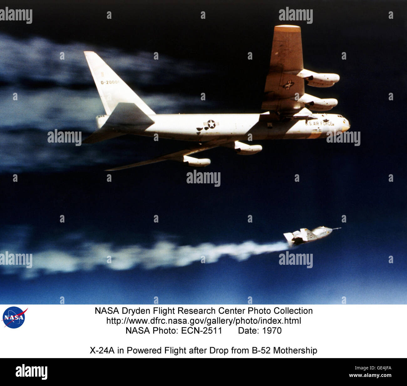 L'aereo sperimentale X-24A viene mostrato dopo essere stato rilasciato da un bombardiere B-52 durante un test di volo a propulsione. Questo test faceva parte dello sviluppo del velivolo per il volo ad alta velocità e ad alta quota. Foto Stock