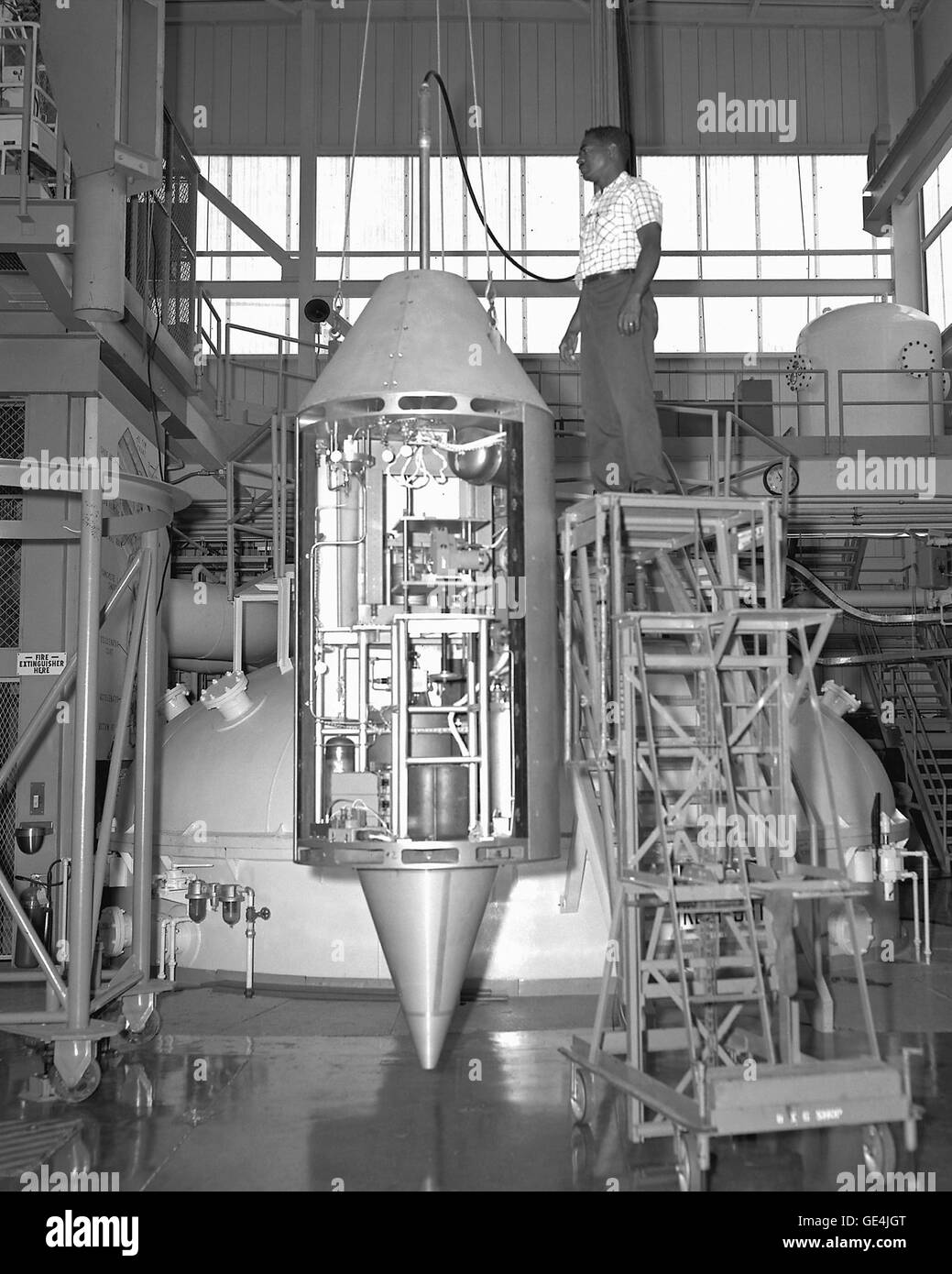(2 agosto 1967) Zero-g edificio payload presso lo spazio laboratorio esperimenti al Lewis Research Center, ora noto come John H. Glenn Research Center il 2 agosto 1967. Immagine # : C1967-2700 Foto Stock