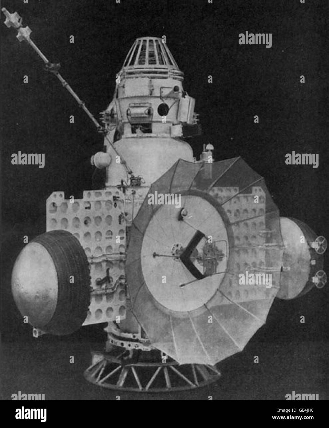 Zond 2 era una sonda spaziale sovietica lanciata nel 1964, parte del programma Zond mirato all'esplorazione lunare. Questa immagine cattura il veicolo spaziale mentre attraversa lo spazio durante la sua missione. Sebbene non abbia raggiunto l'orbita lunare prevista, Zond 2 ha fornito dati preziosi sulle condizioni spaziali interplanetarie. Foto Stock