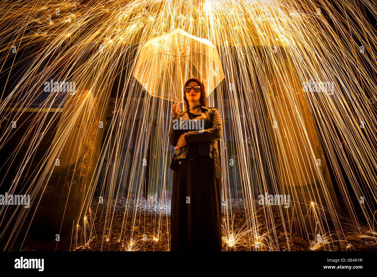 La pioggia di fuoco - scena urbana con il modello e ombrellone Foto Stock