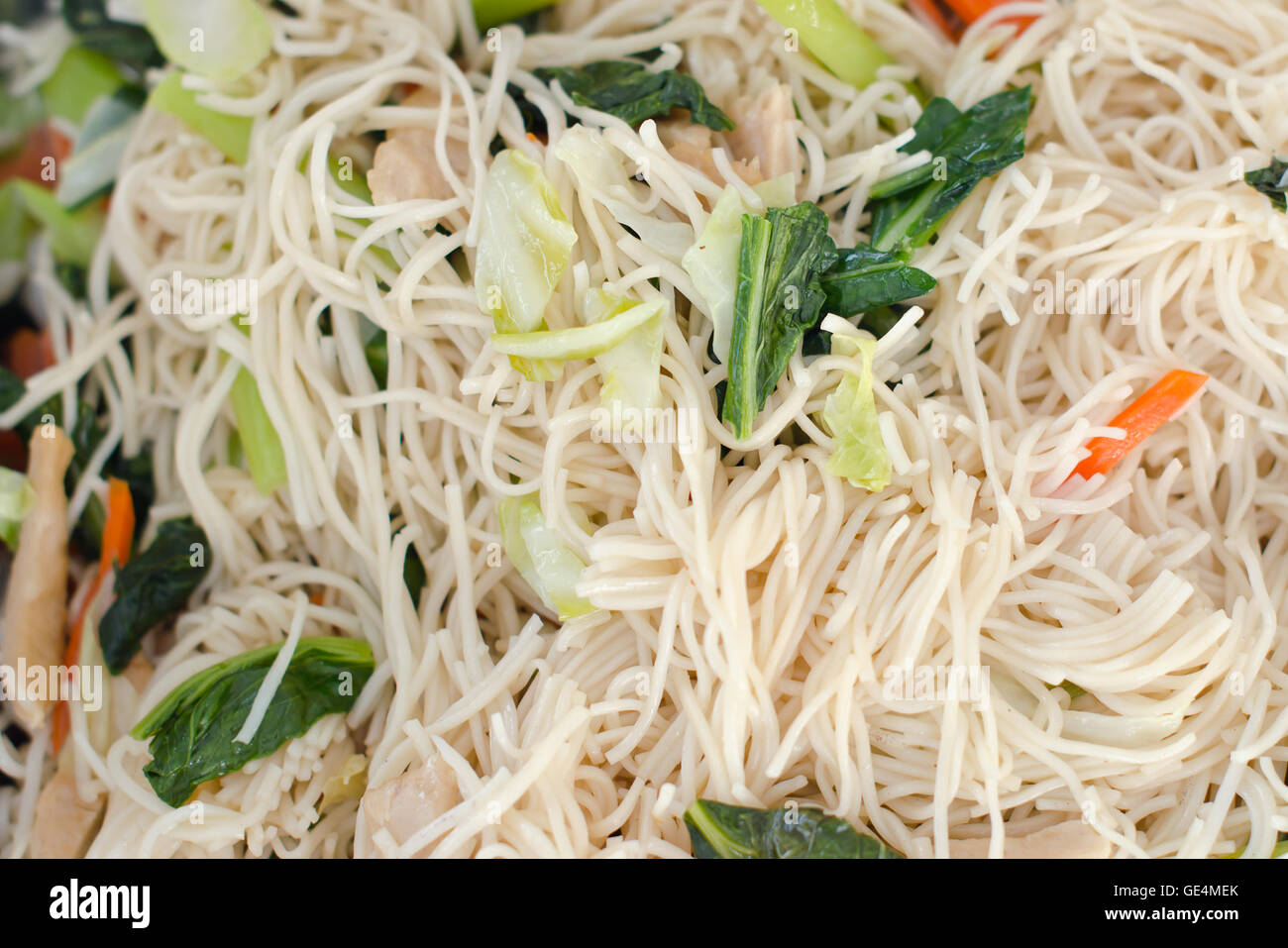 Spaghettini fritti con verdure per gli amanti del vegetariano (cucina asiatica) Foto Stock