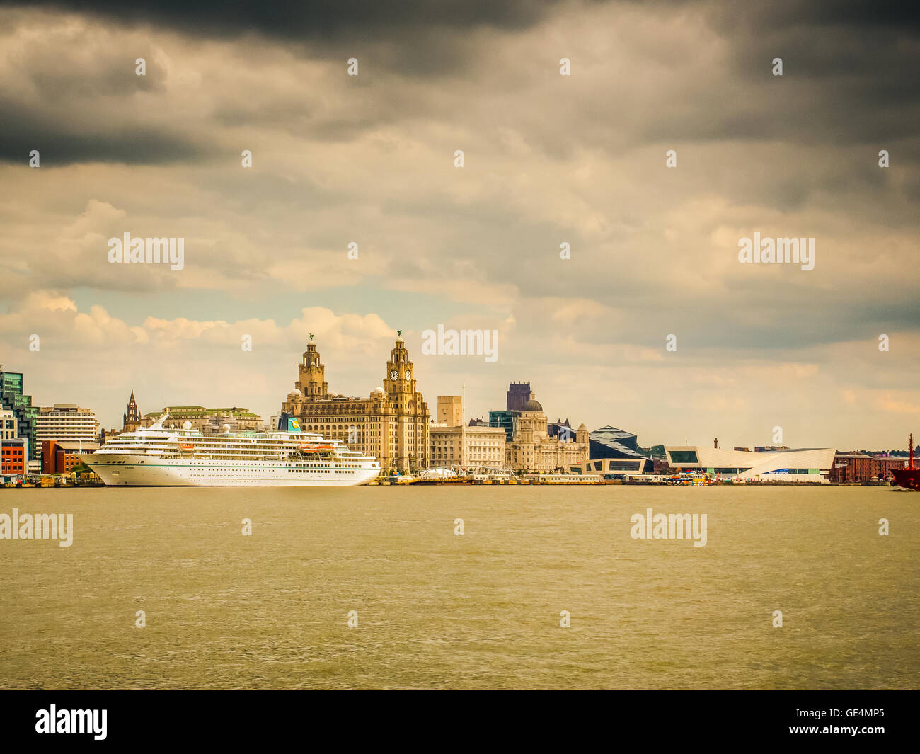 Panorama del lungomare di Liverpool con nave da crociera Foto Stock