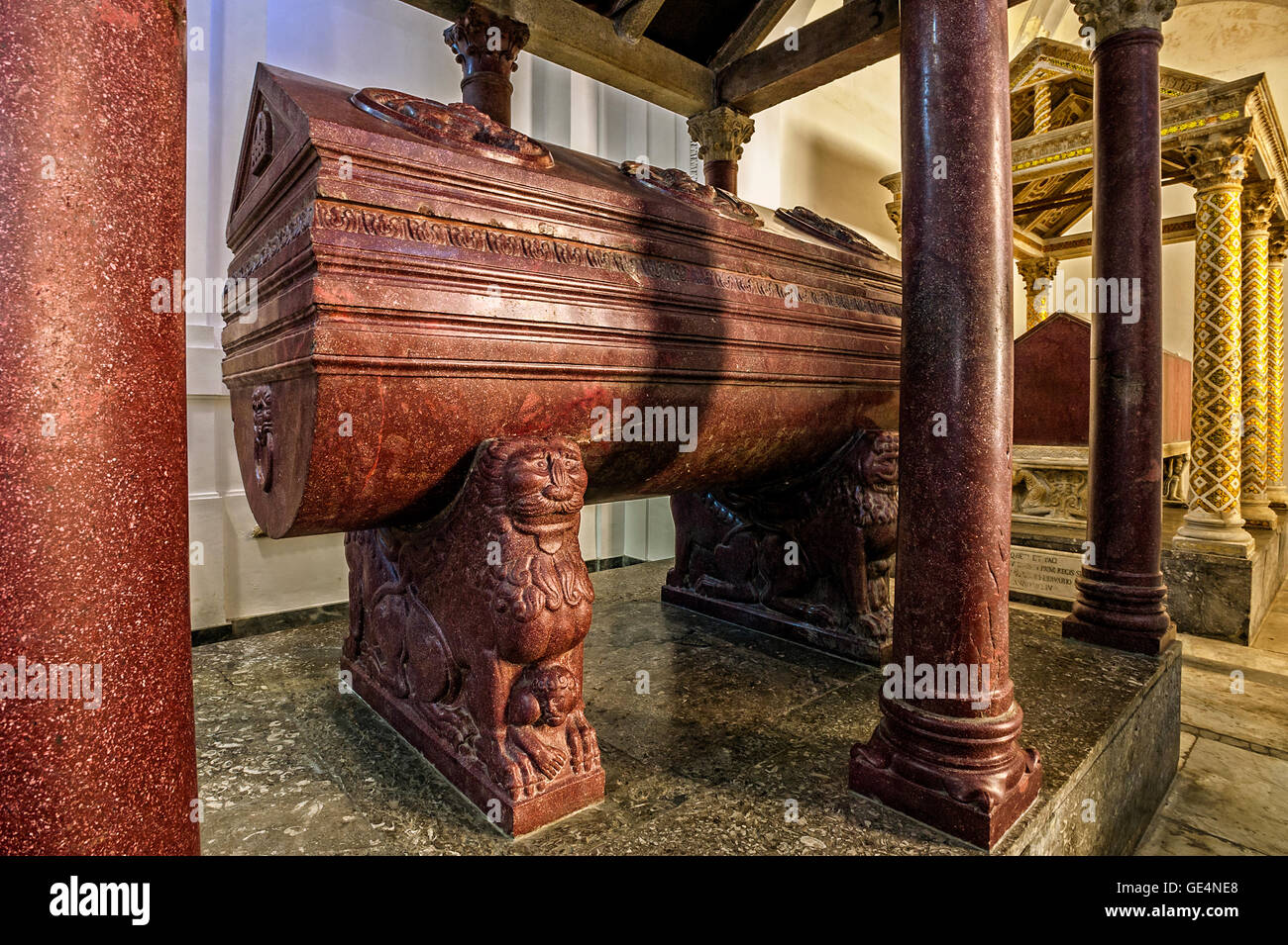 sicilia-italia-palerno-cattedrale-la-tomba-di-federico-ii-di-svevia