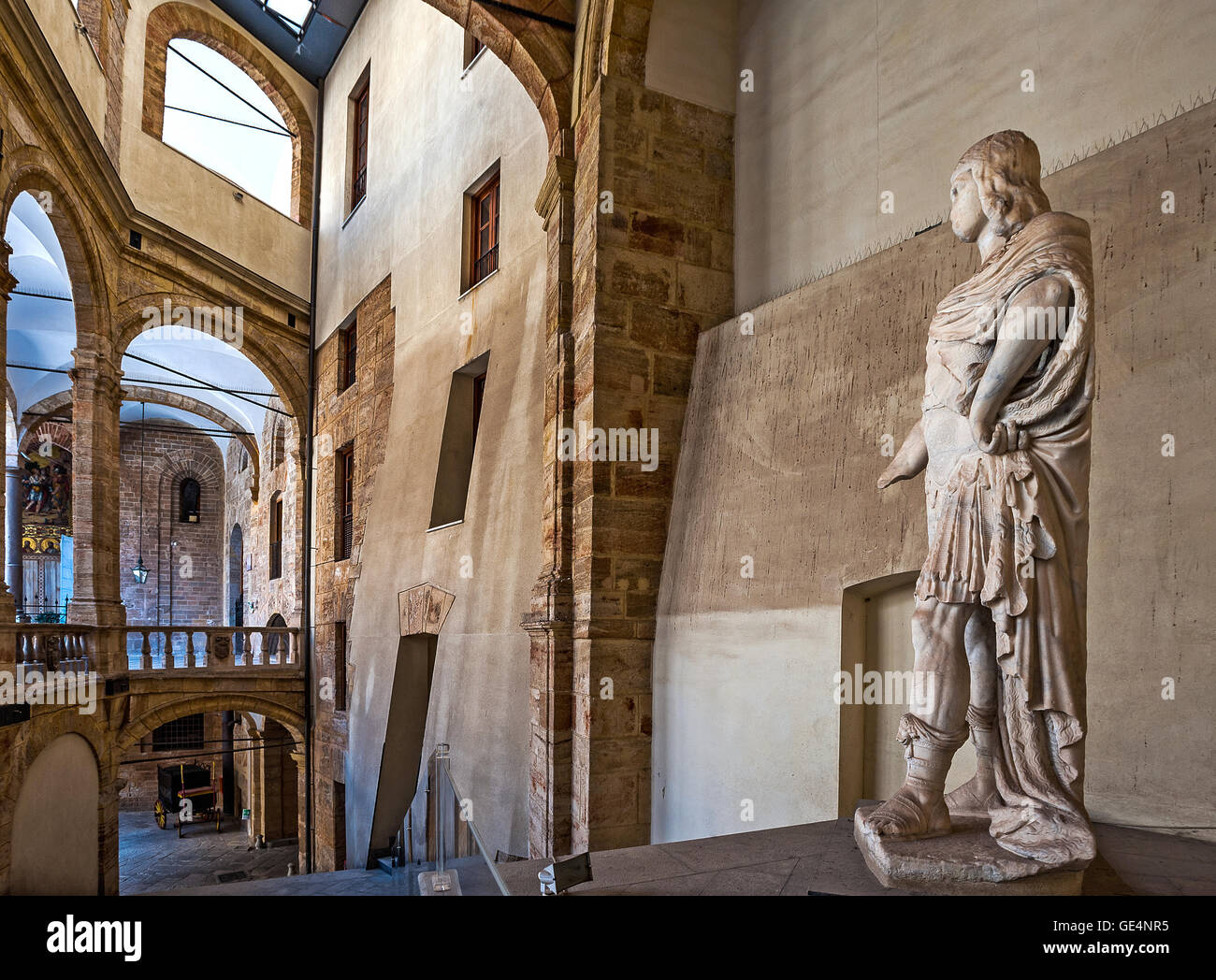 Italia Sicilia Palermo Royal Palace - Palazzo dei Normanni - colonnato del  cortile - Federico II statua Foto stock - Alamy
