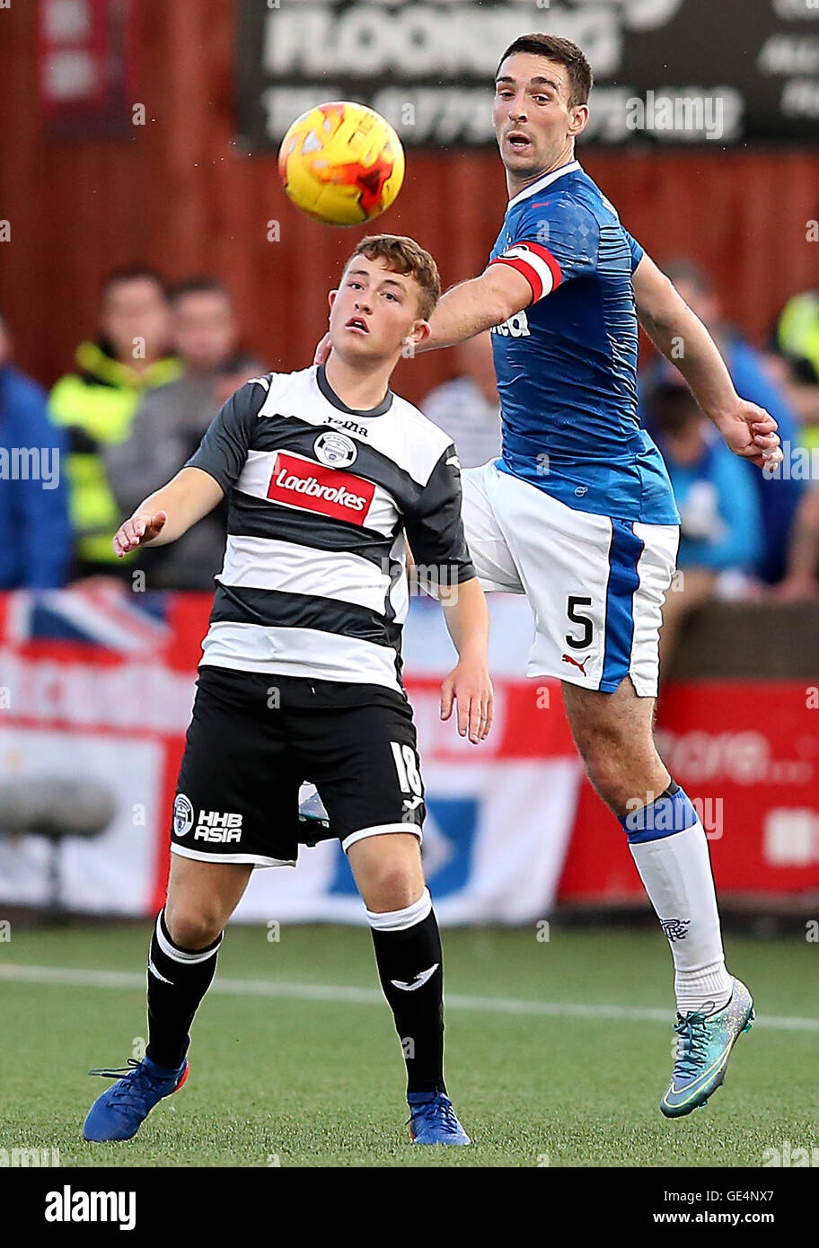 Rangers Lee Wallace (destra) ed East Stirlingshire's Simon White battaglia per la sfera durante il Betfred Cup, Gruppo F corrisponde al Parco Ochilview, Stenhousemuir. Foto Stock