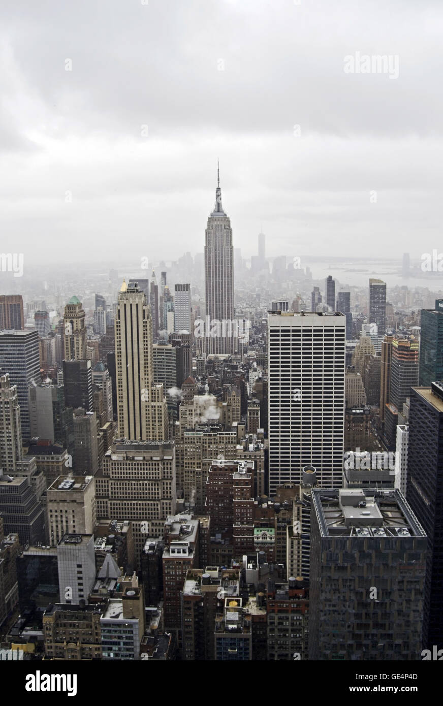 L'Empire State Building dalla parte superiore della roccia, New York City Foto Stock